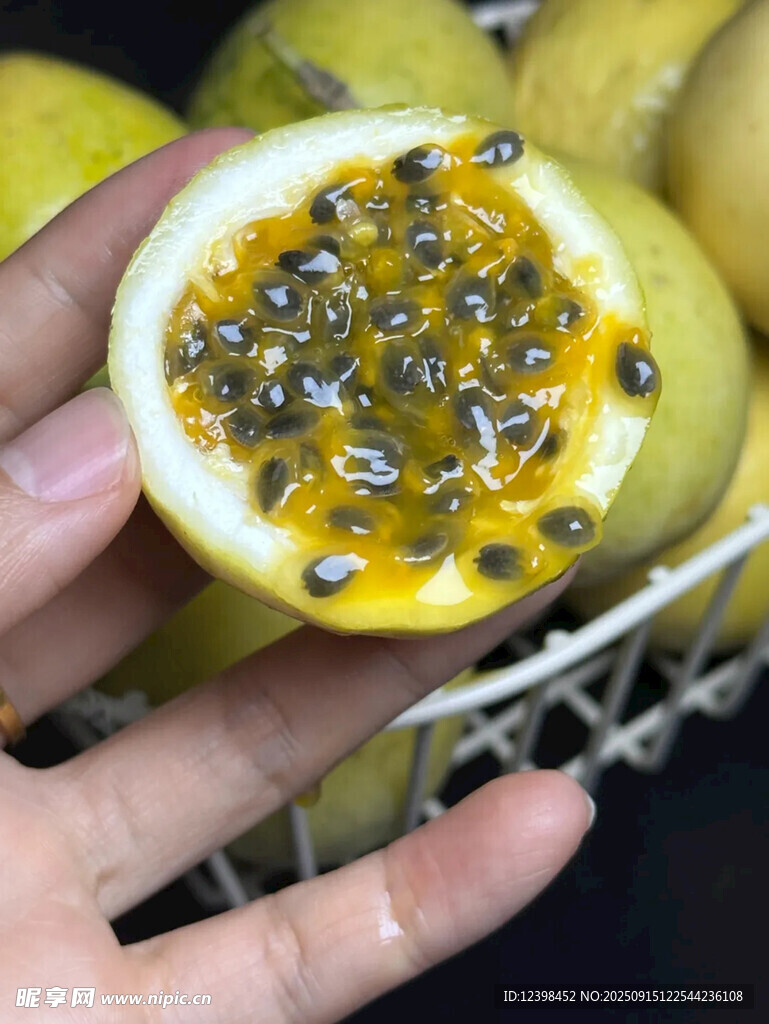 手捧切开的新鲜百香果