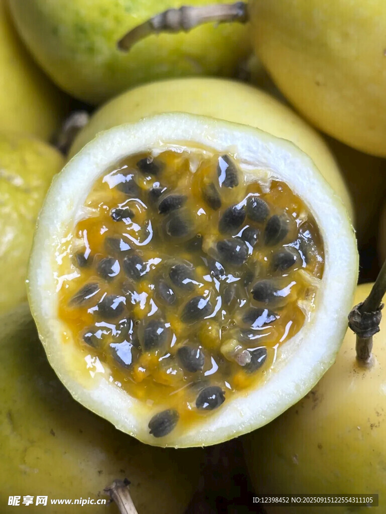 切开的百香果果肉饱满