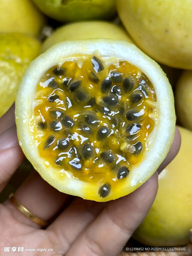手捧切开的新鲜百香果