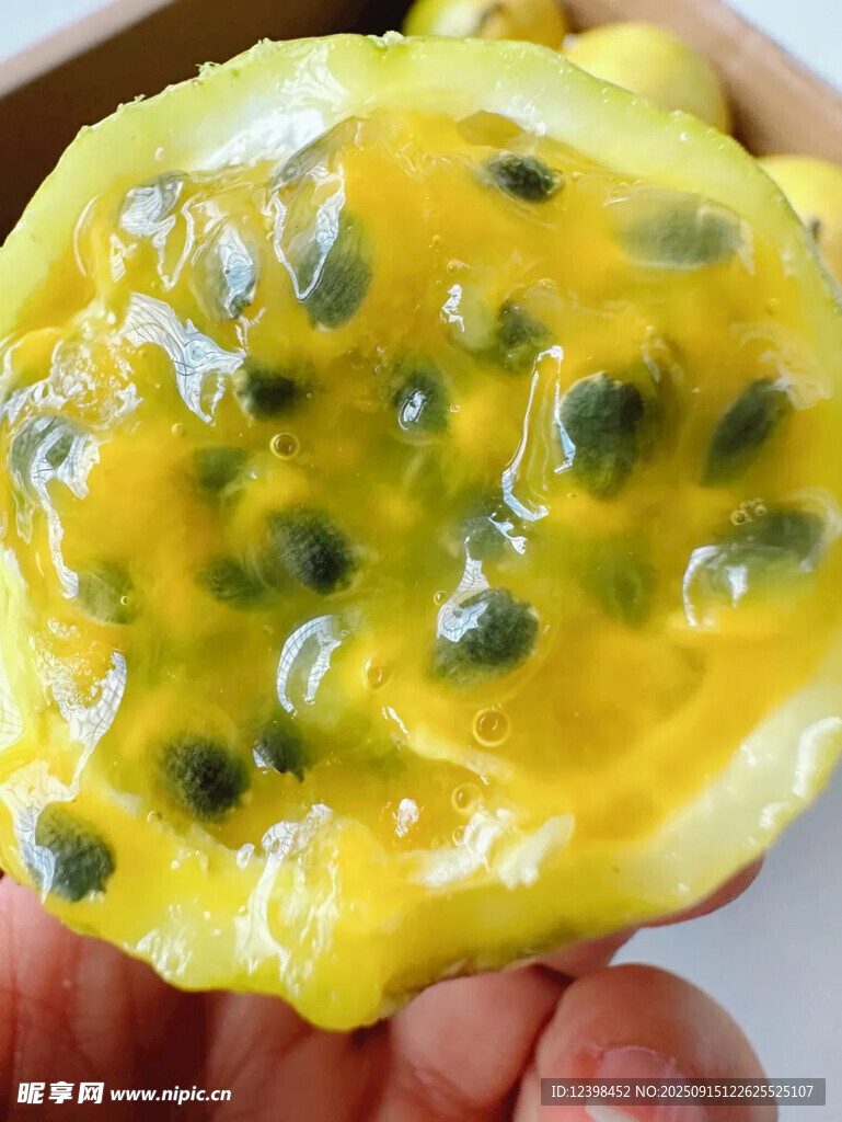 切开的黄色百香果果肉