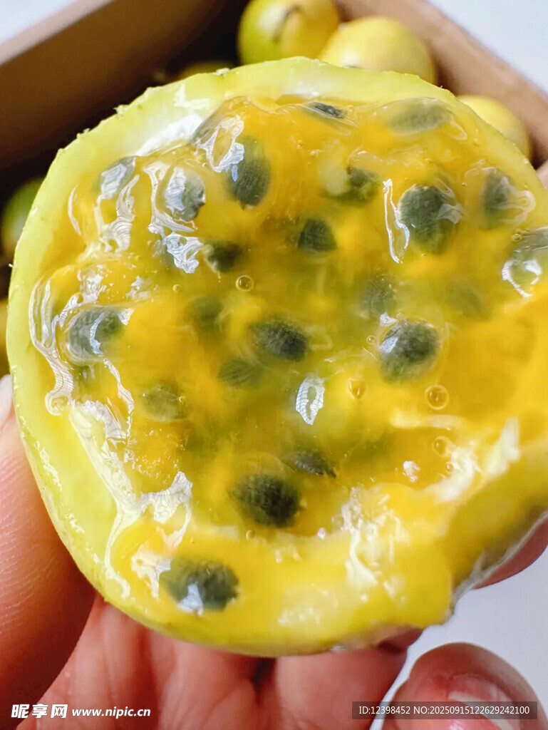 新鲜切开的百香果果肉
