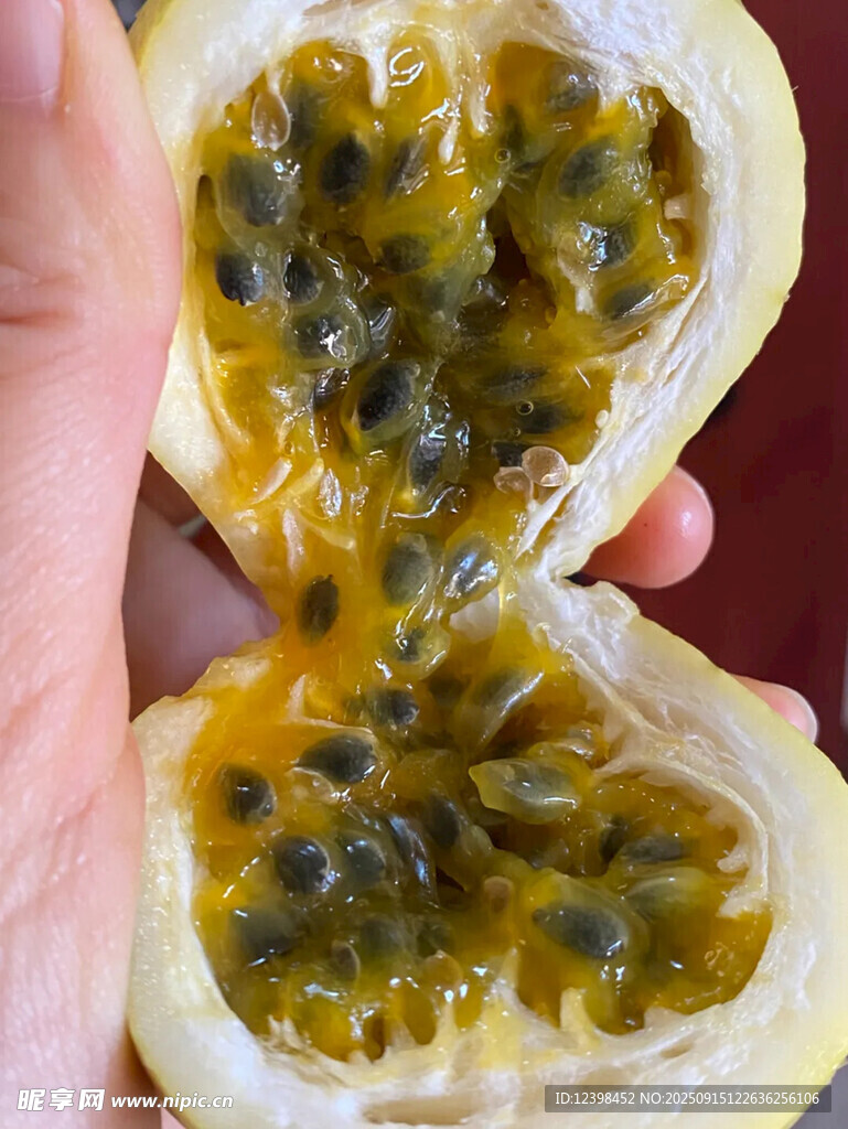 切开的新鲜百香果果肉