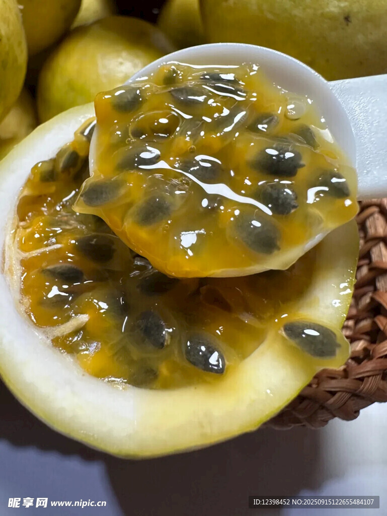 切开的黄金百香果果肉