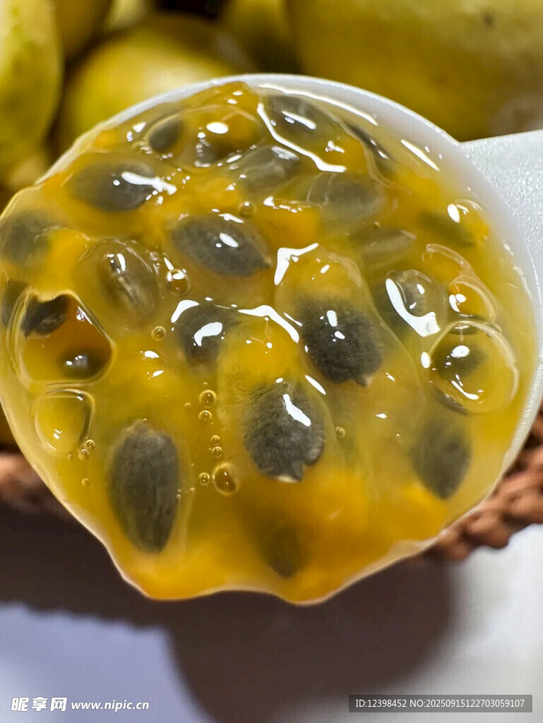 切开的百香果果肉特写