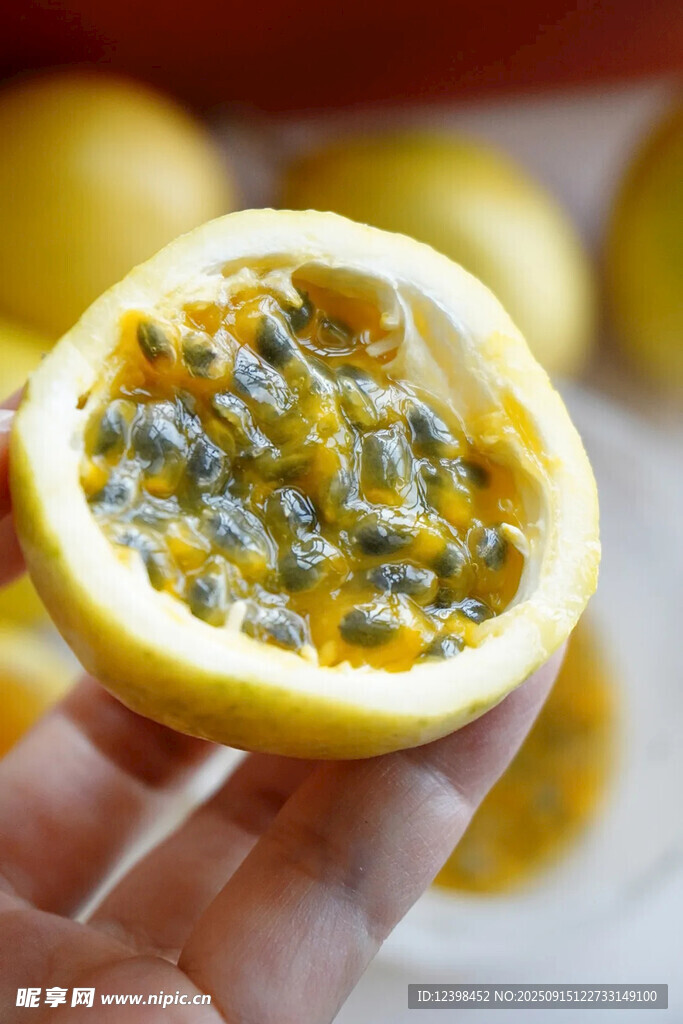 手捧切开的新鲜百香果