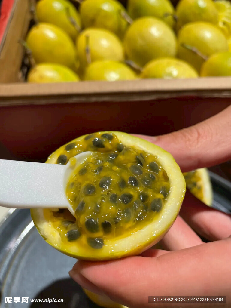 手持切开的新鲜百香果