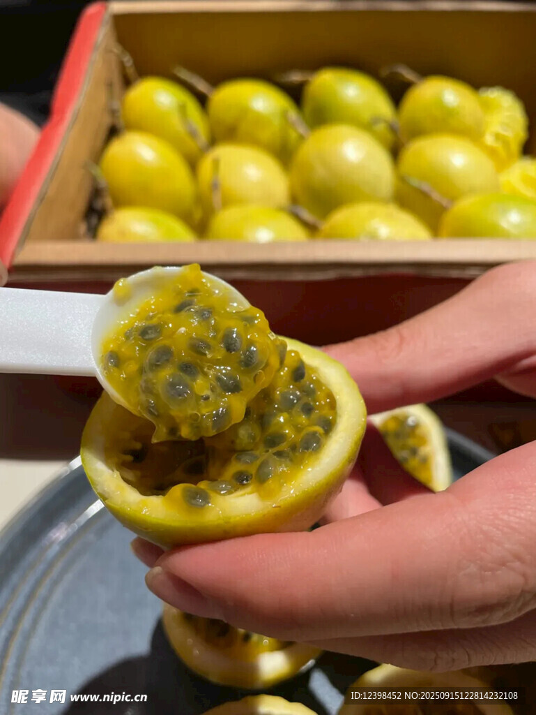 新鲜切开的百香果果肉