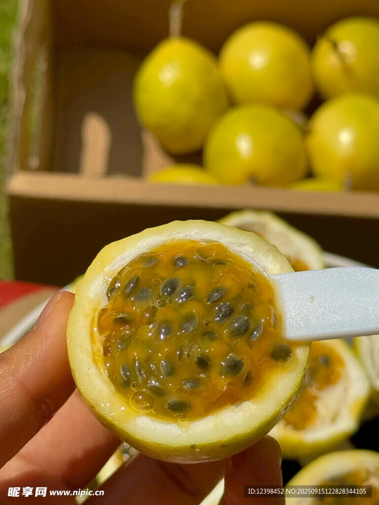 手持切开的百香果特写