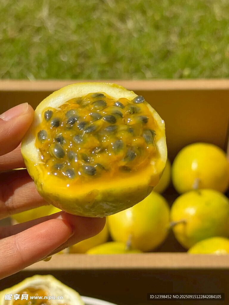 手捧切开的金黄百香果