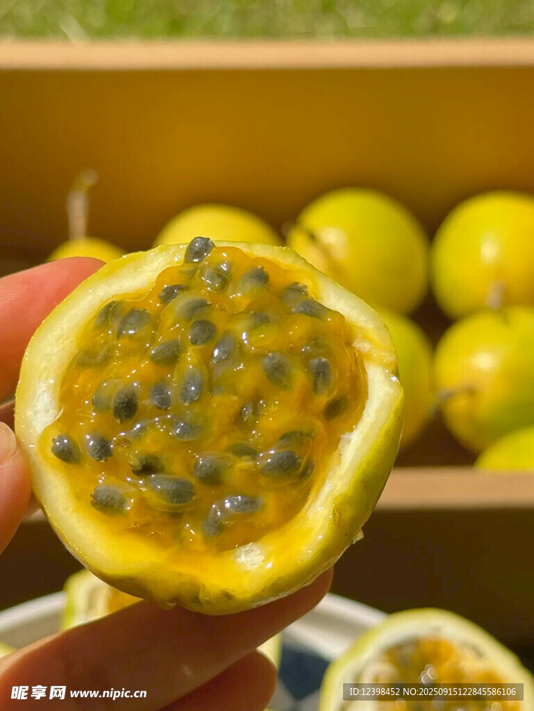 手持切开的新鲜百香果