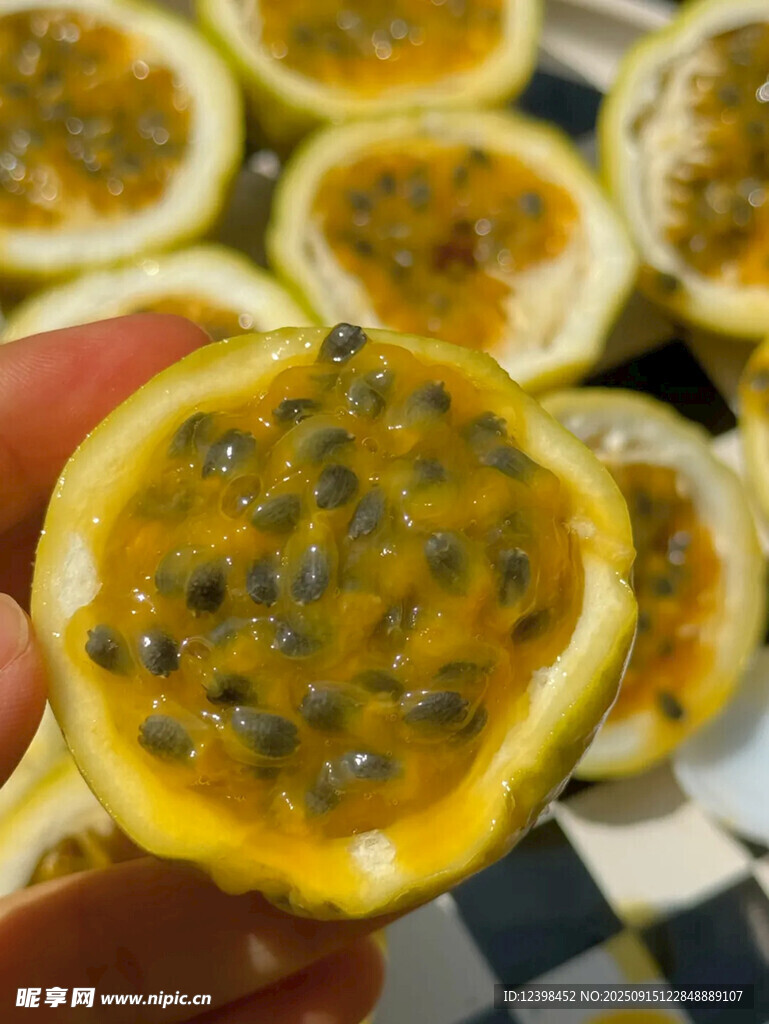 手持切开的新鲜百香果