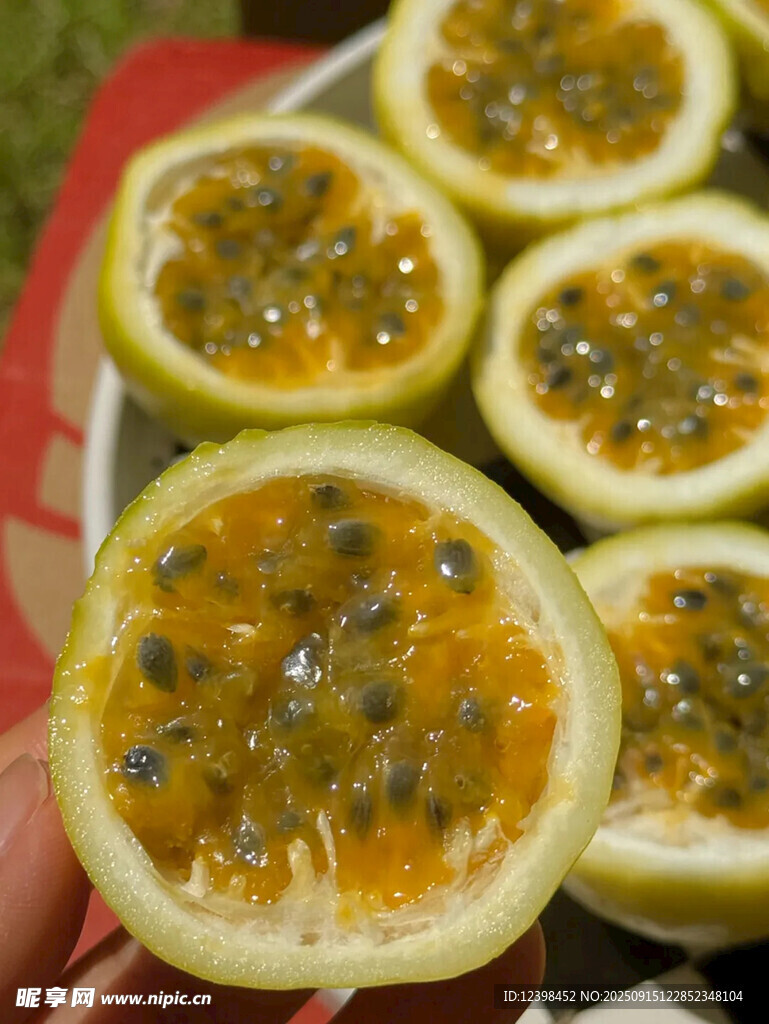 切开的百香果果肉诱人