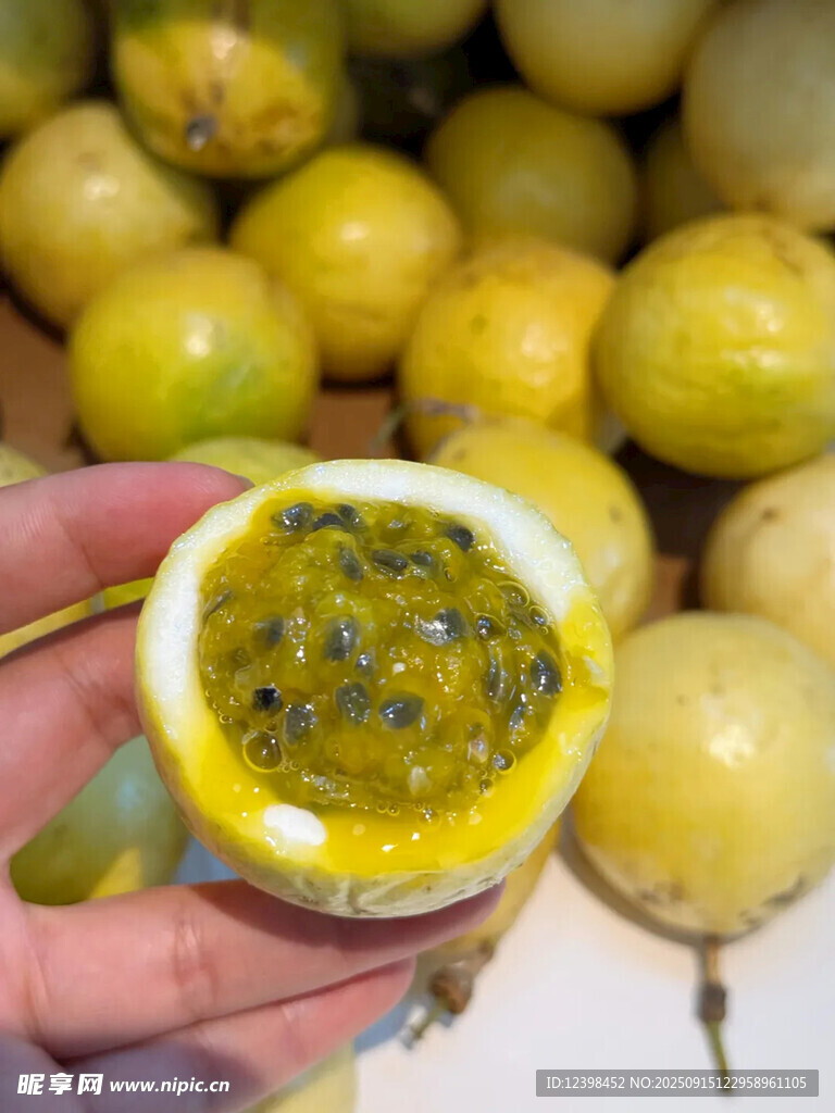 手捧切开的新鲜百香果