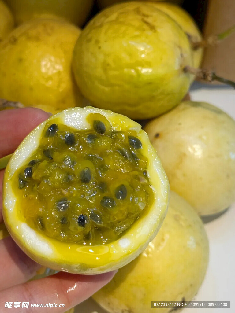 手捧切开的新鲜百香果