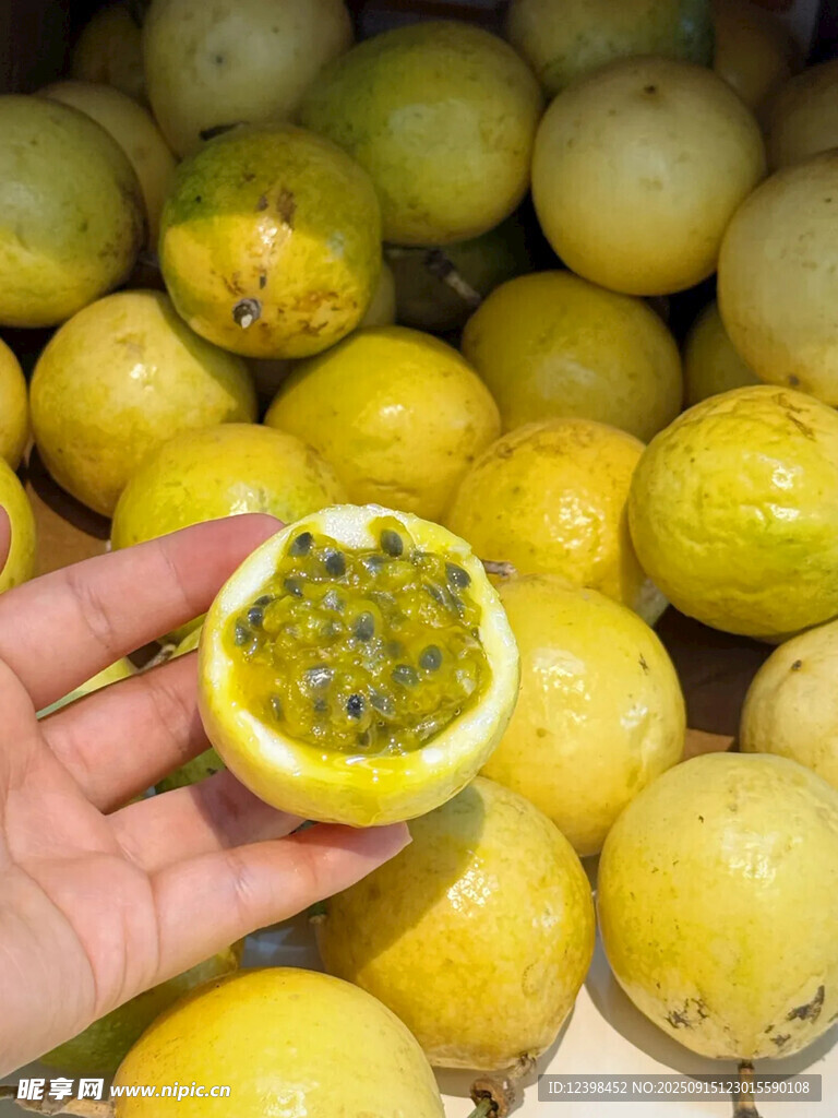 手捧切开的新鲜百香果
