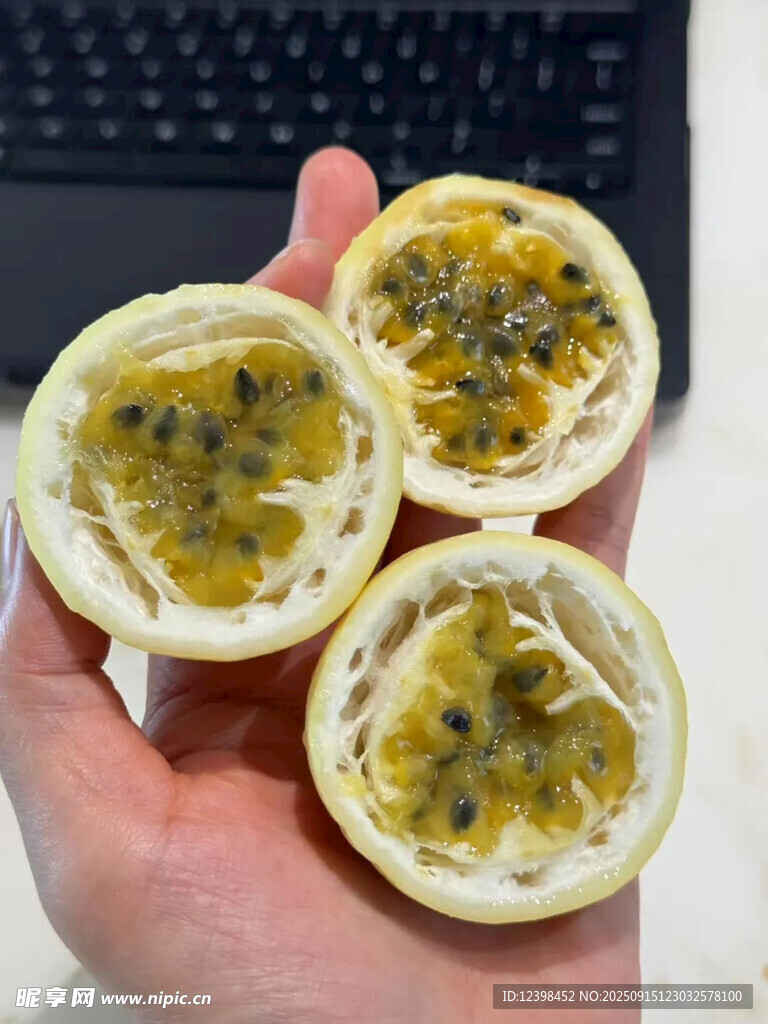 手中切开的新鲜百香果