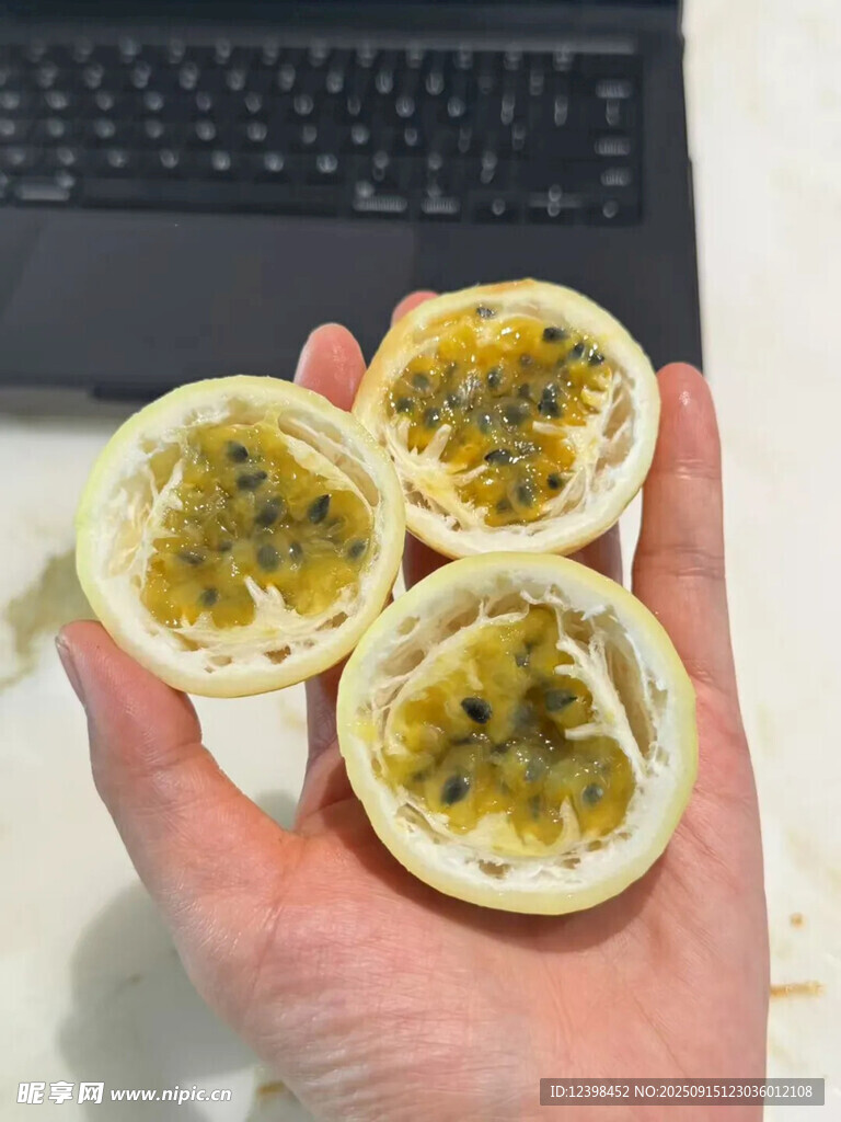 手中的切开百香果