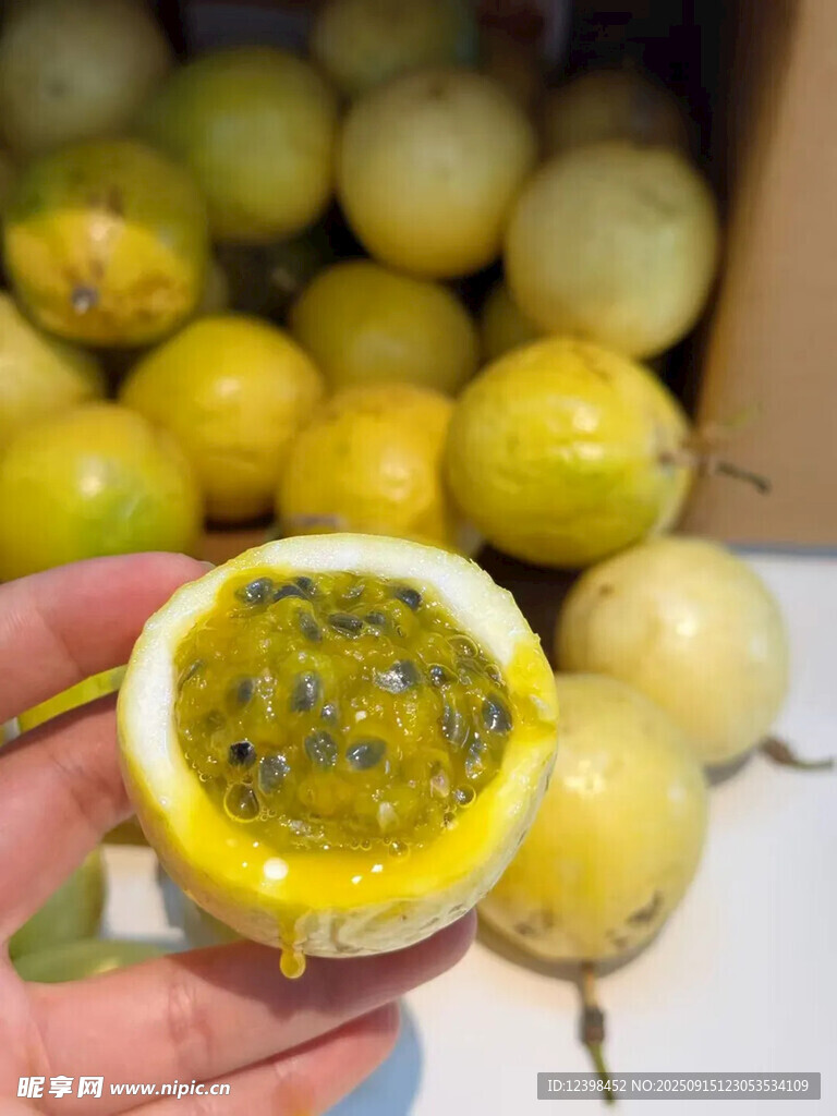 手持切开的百香果果肉