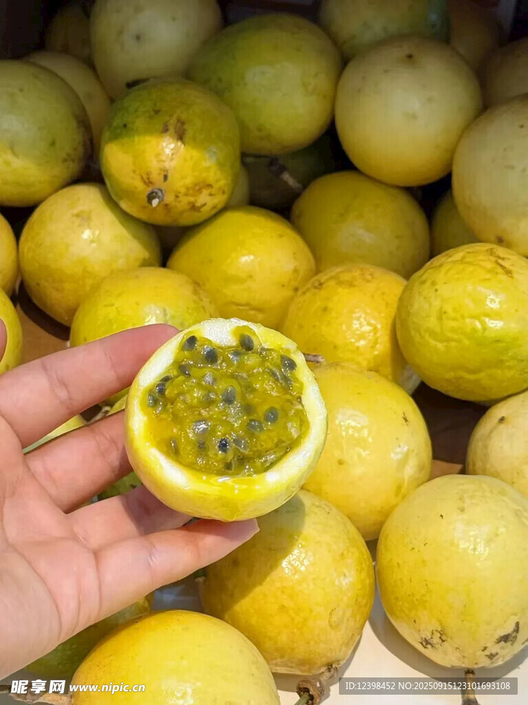 手捧切开的新鲜百香果