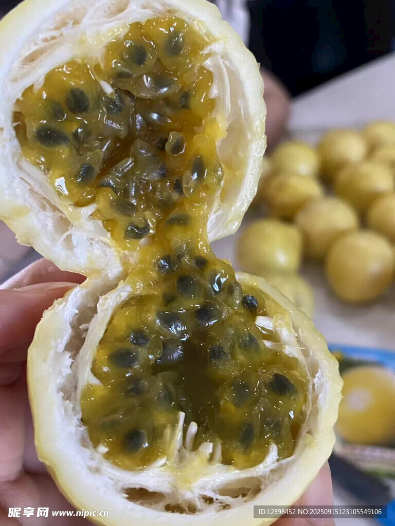 切开的百香果果肉诱人