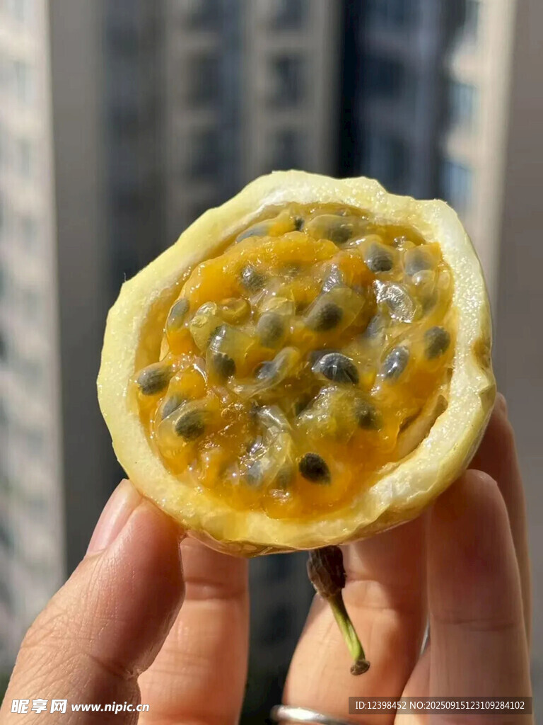 手持切开的百香果