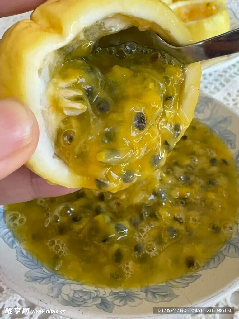 手捧切开的饱满百香果