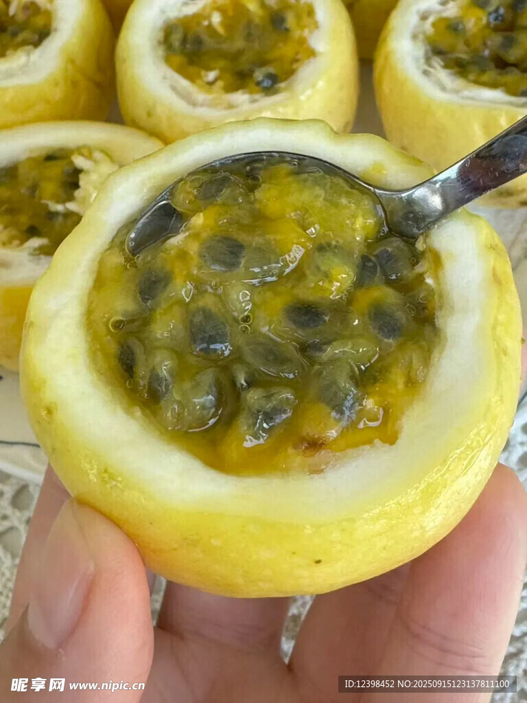手持百香果舀取果肉瞬间