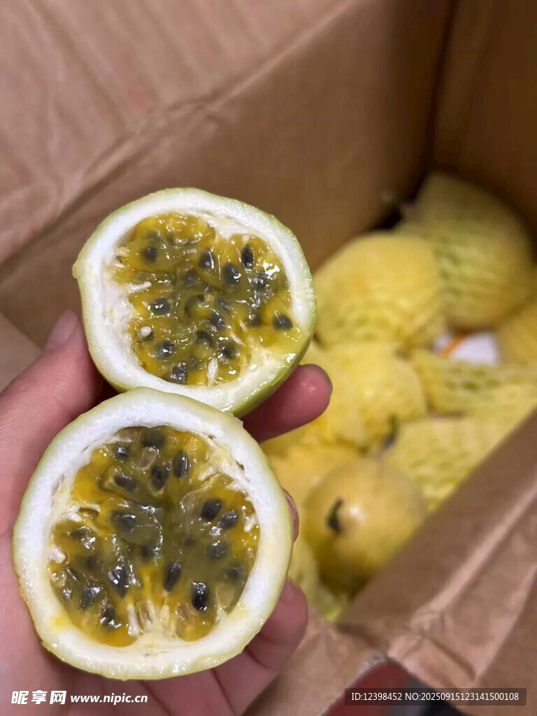 手捧切开的新鲜百香果