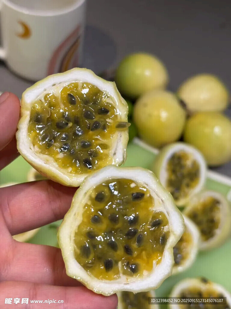 手捧切开的新鲜百香果