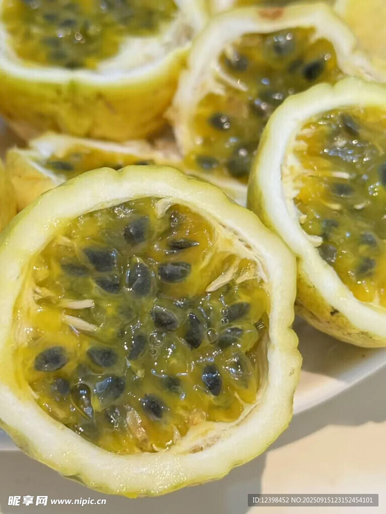 切开的百香果果肉诱人
