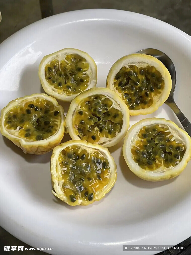白盘上的切开百香果
