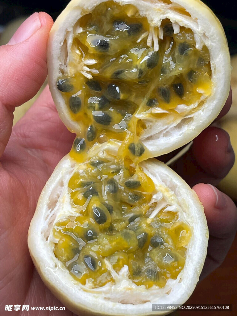 切开的百香果果肉诱人