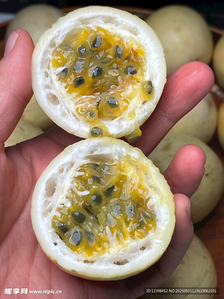 手捧切开的新鲜百香果