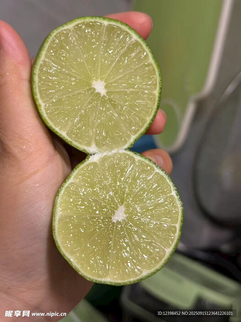 手捧两半新鲜青柠