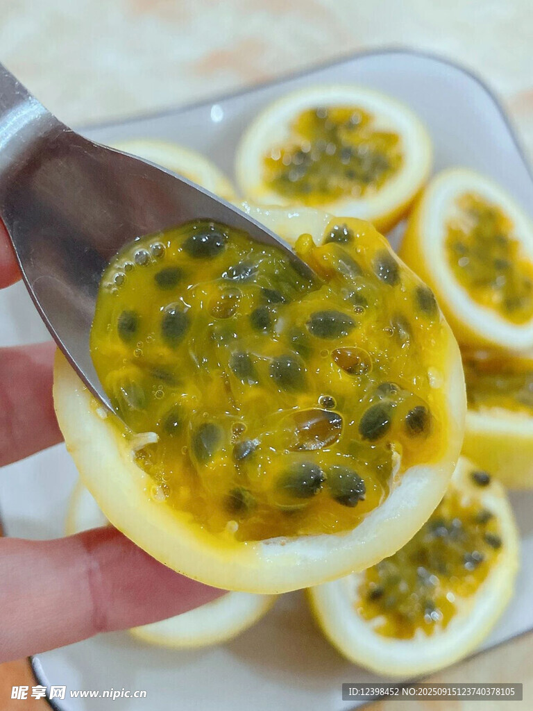 舀取百香果果肉瞬间