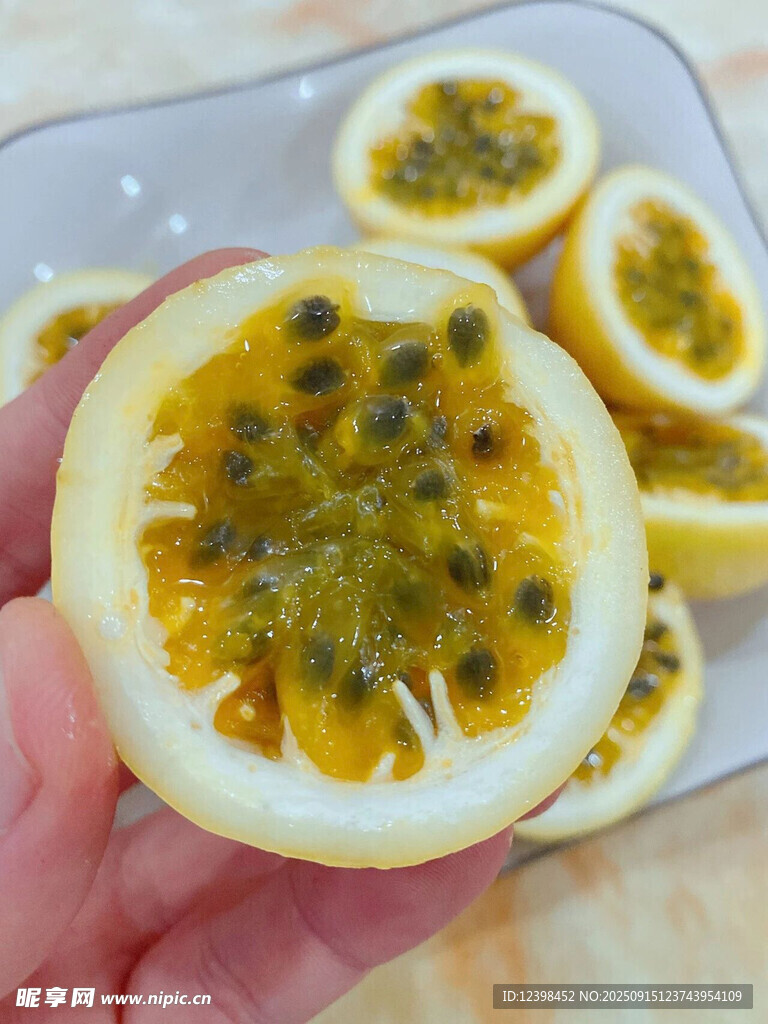 手捧切开的新鲜百香果