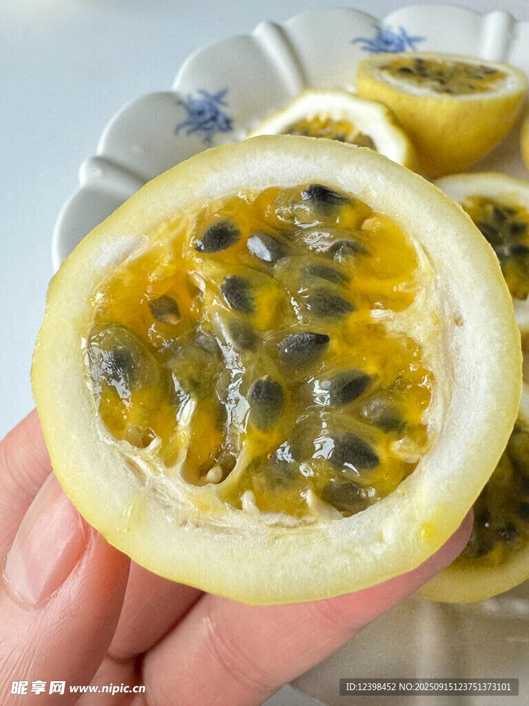手捧切开的新鲜百香果