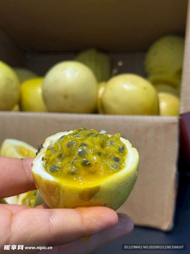 手捧切开的新鲜百香果