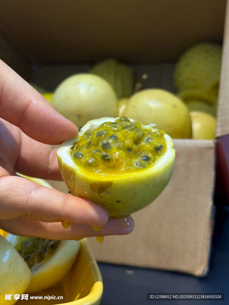 手捧切开的新鲜百香果