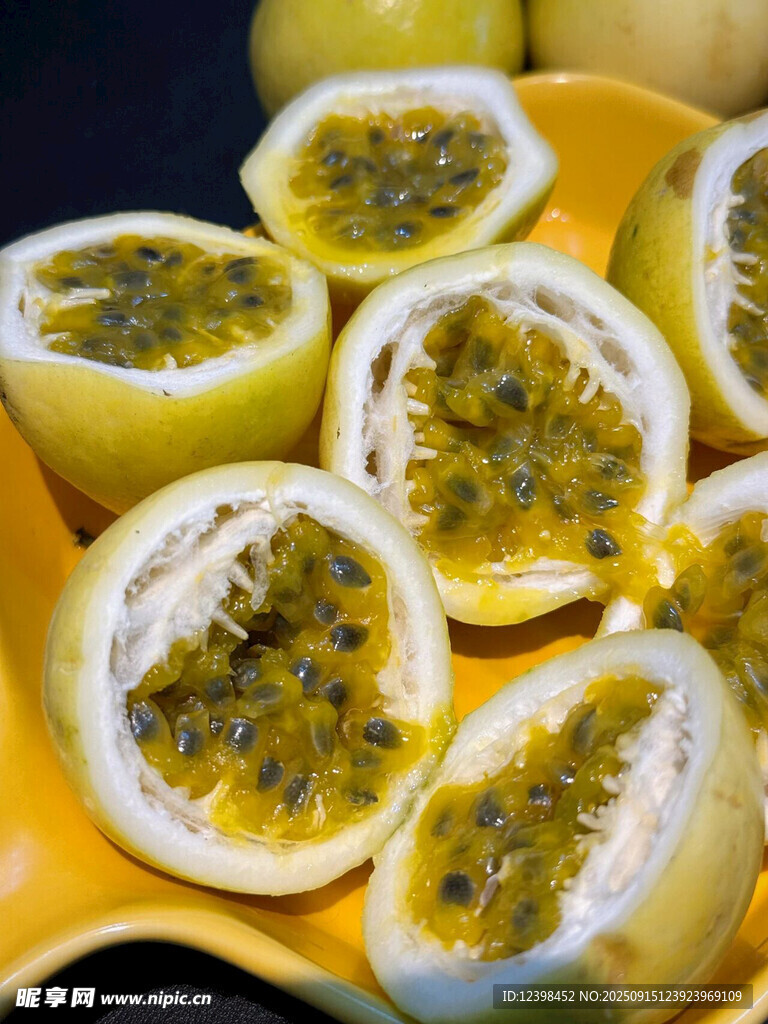 切开的百香果摆放在盘中