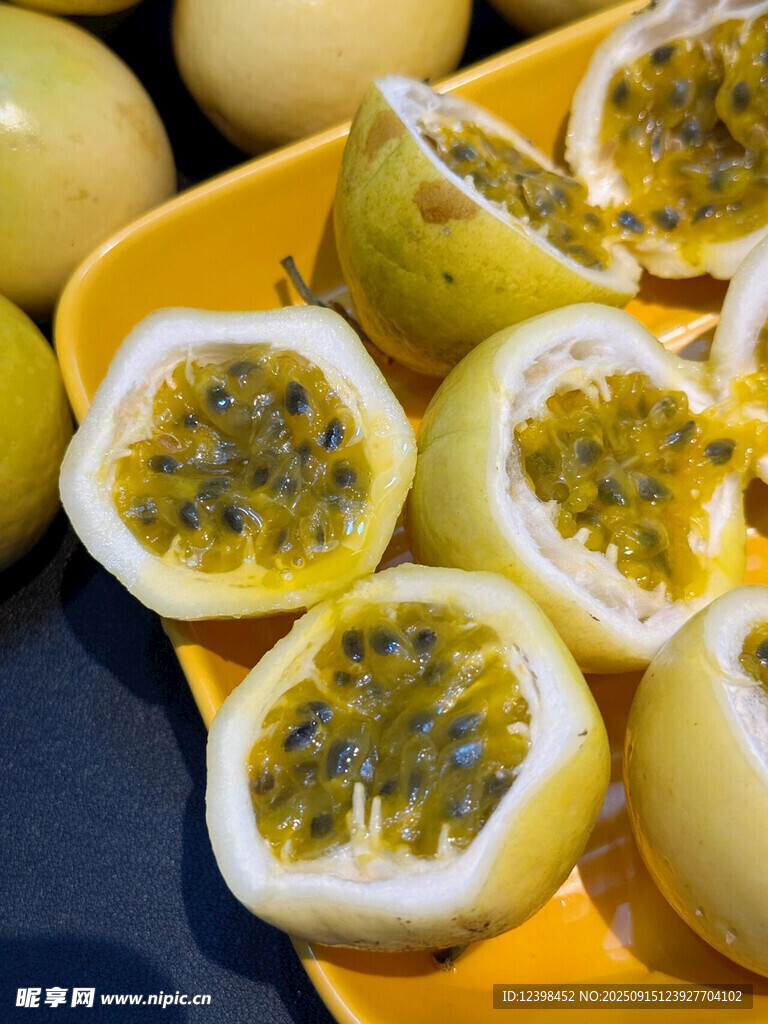 黄色果盘里的切开百香果
