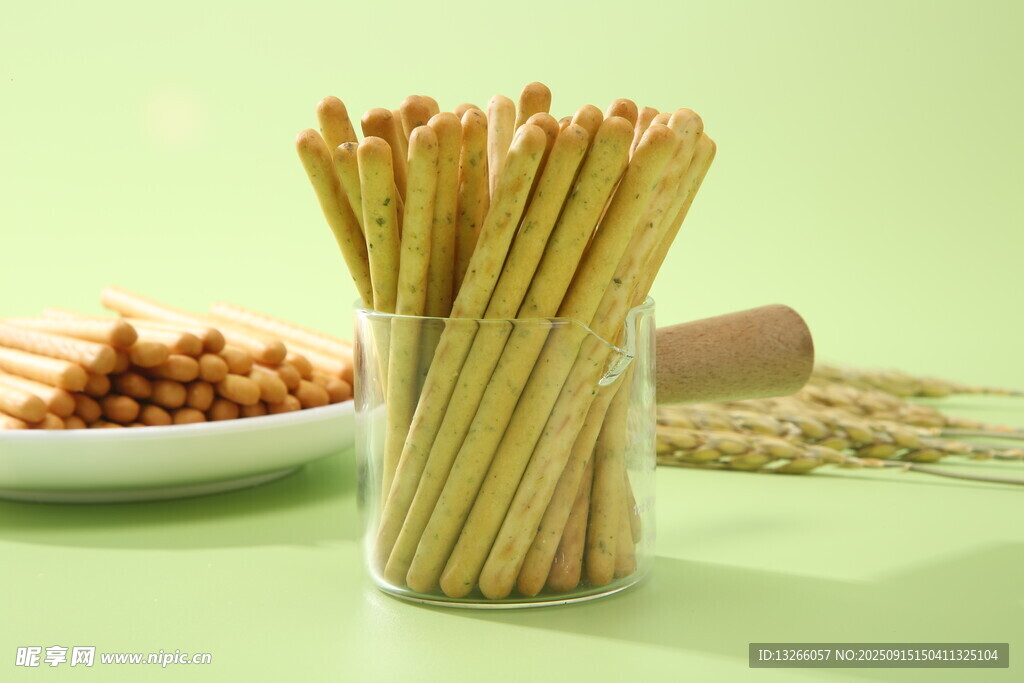 玻璃杯中美味的棒条饼干