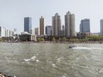 河畔都市高楼景观