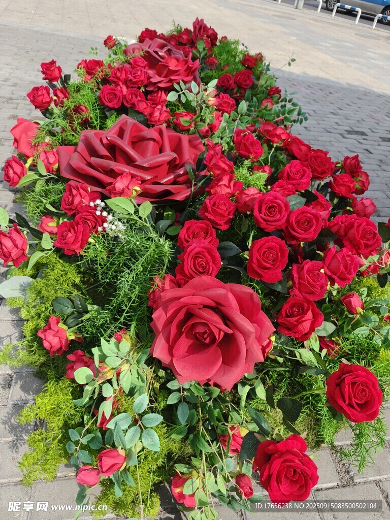 艳丽红玫瑰花艺装饰