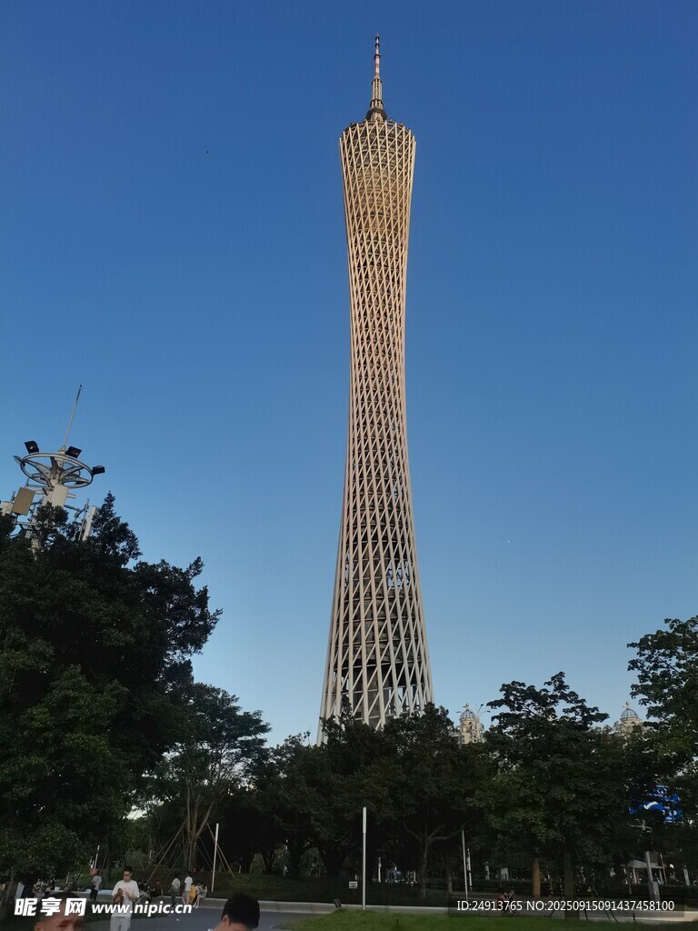 傍晚的广告塔