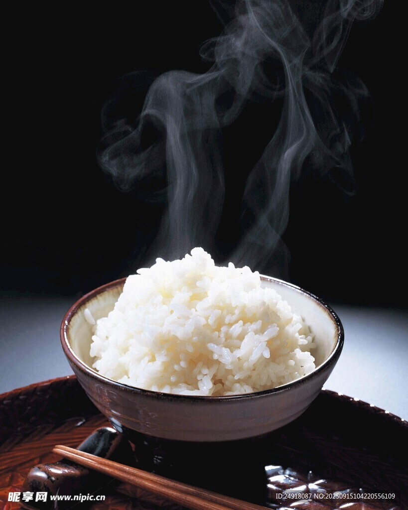 热气腾腾的一碗白米饭