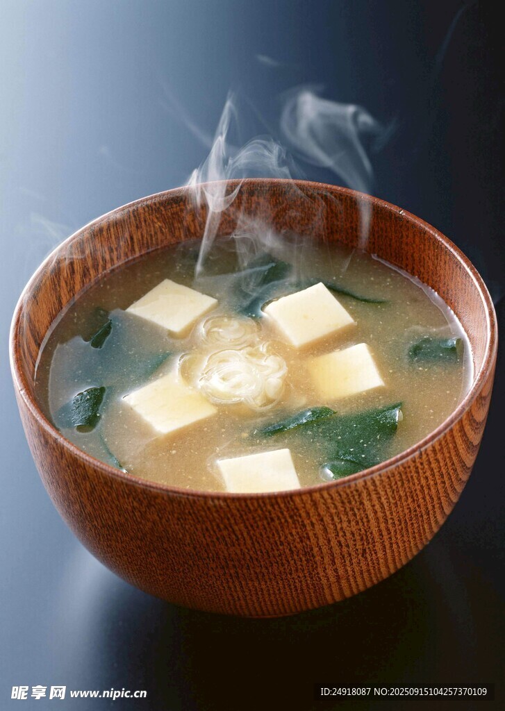 热气腾腾的日式豆腐味噌汤