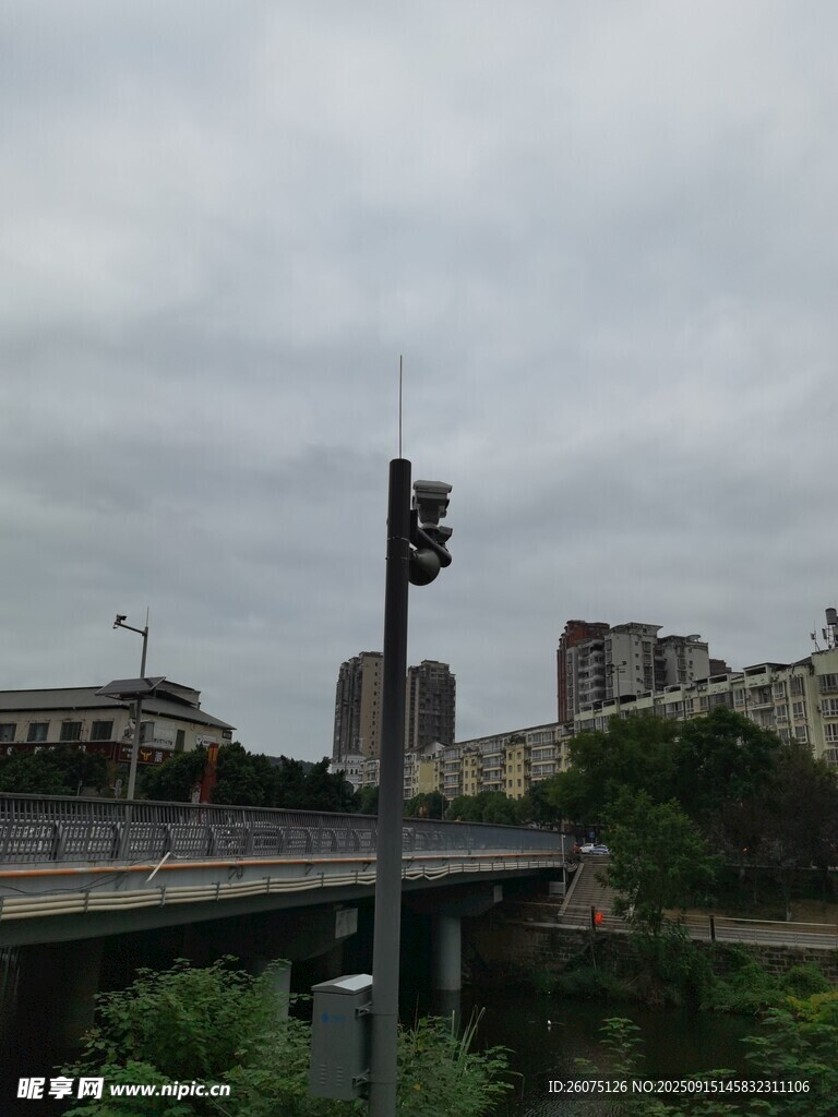城市高架桥与交通信号灯