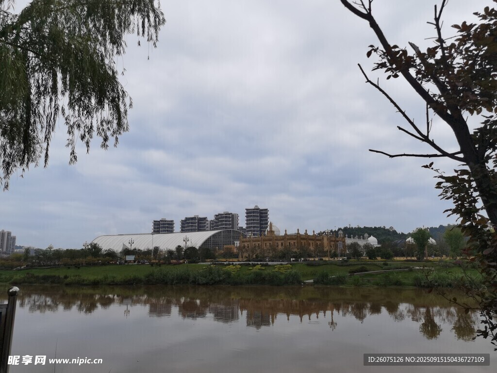 湖畔风景城市与自然相映