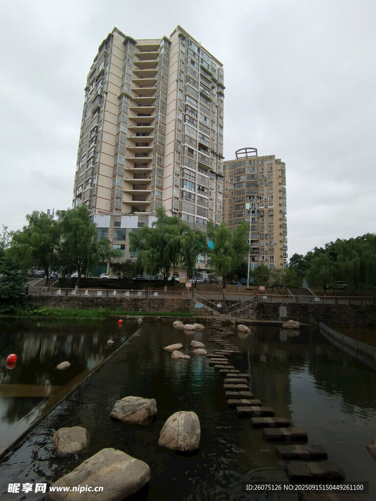河畔高楼景观
